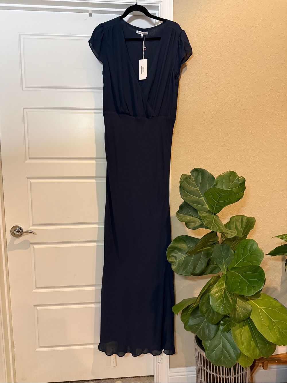 Reformation Nayeli Dress Navy Blue Cap Sleeve V Neck Size 10 - Picture 3 of 9